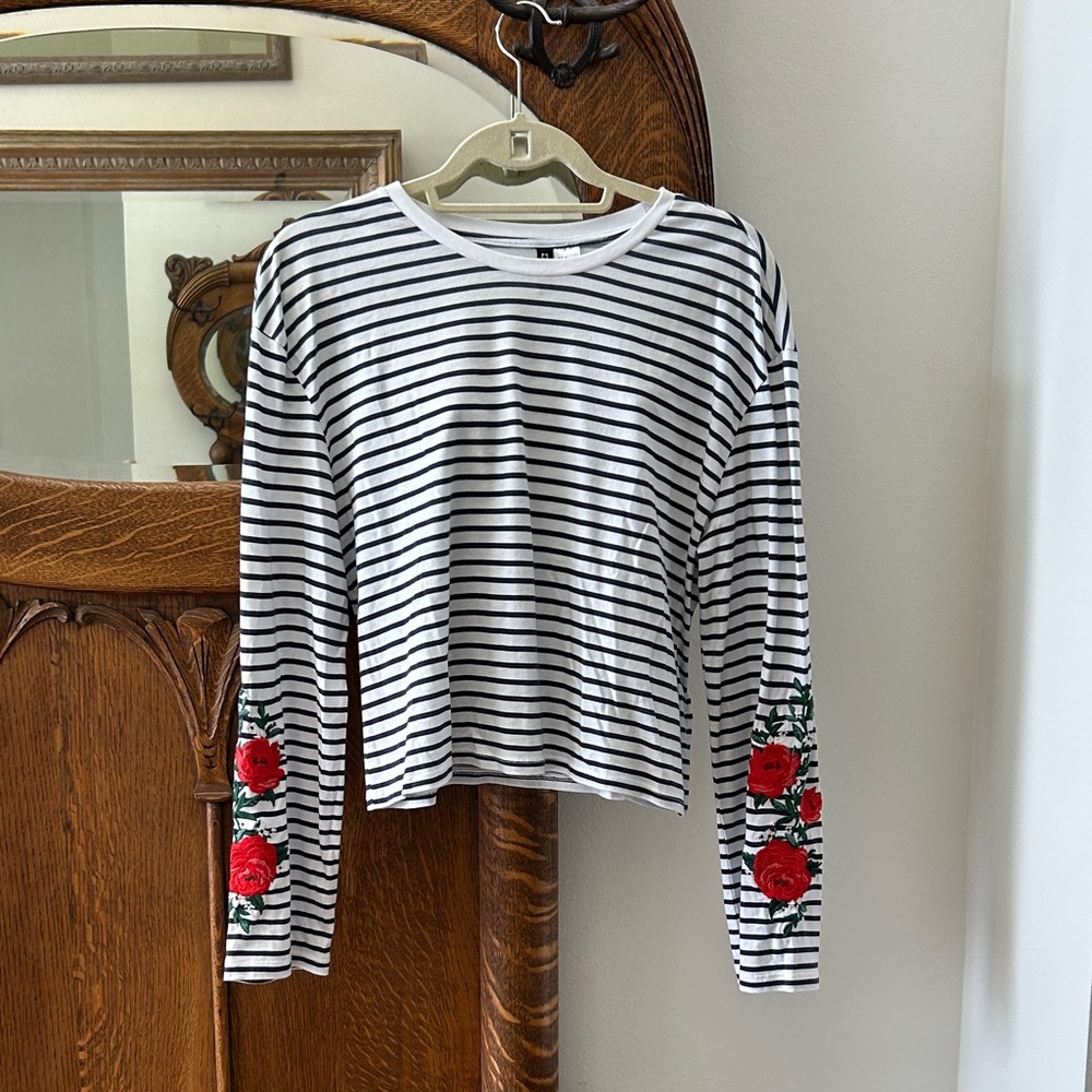 H&M dropped embroidered top. Length 20” Width 18” Arms 25”